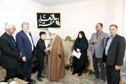 دیدار امام‌جمعه کرمانشاه با سه خانواده شهید مدافع امنیت وطن