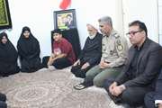 دیدار نماینده ولی‌فقیه در استان کرمانشاه با خانواده سه شهید جنگ رمضان؛ پرچم متبرک رضوی زینت‌بخش محفل ایثار