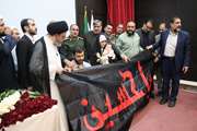 پرچم حرم مطهر امام حسین (ع) توسط نماینده ایت الله سیستانی تقدیم جانباز سرافراز استان کرمانشاه حسین محمدی شد